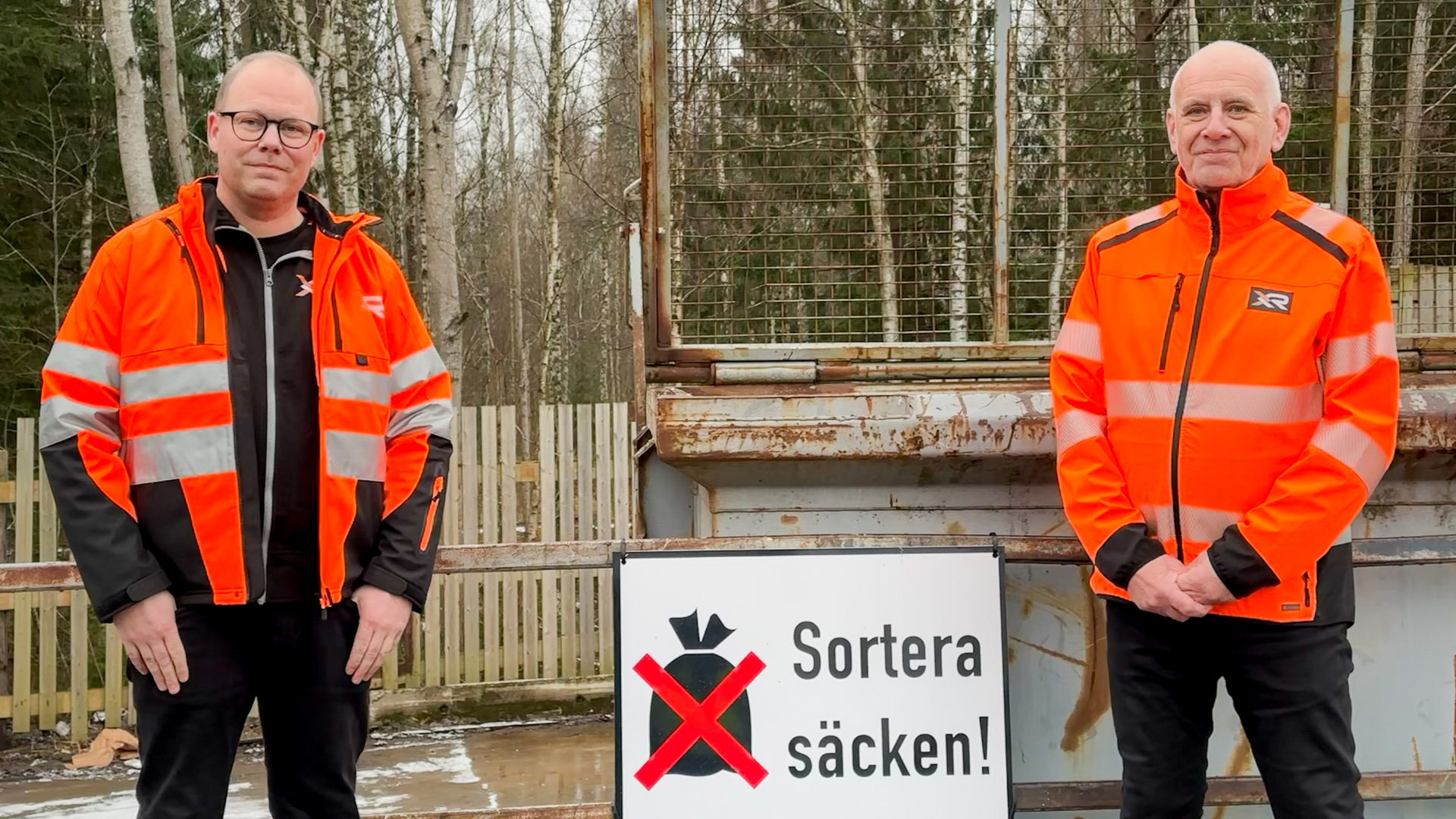 Jerry Lindh, miljöarbetare, och Bo Strand, platsansvarig från XR miljöhantering redo att hjälpa dig sortera rätt!